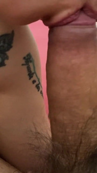 Neues pOV-blowjob-video! Heißes amateur-mädchen lutscht schwanz