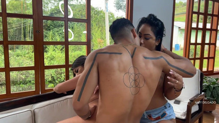 Naty Delgado: 邻居，我们要你训练我们，那根大鸡巴可以对付我们两个人！Naty Delgado和Sara Wilson