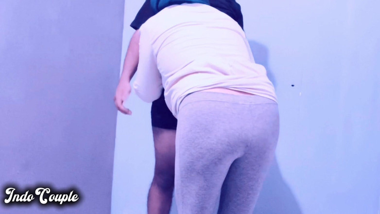 Indo Couple: Une fille en hijab se fait baiser par un vrai...