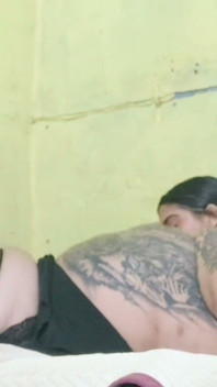 O femeie grasă trans are parte de un masaj și ajunge să facă sex cu un cuplu obraznic.
