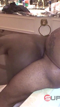 * Terugslag * Zwarte hoer zuigt lul onder de douche