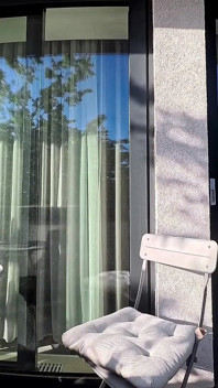 Bruna calda nuova e piccola moglie mostra la sua figa rasata senza mutandine all'aperto sul balcone per i vicini