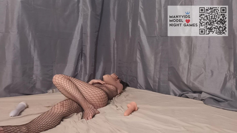 Night Games: Maschera e maglia sul corpo succhia e scopa un dildo
