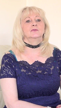 Teta - Poznávám prsatou blonďatou GILF Katie Wish