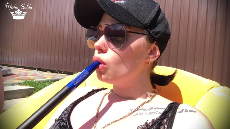 Goddess Misha Goldy: Narghilea fumează în aer liber și tachinare cu buze mari