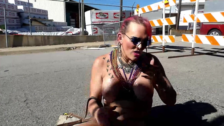 Cyanide Mistress Of Darkness: Synnz em topless no Mid-MO Pridefest 2022
