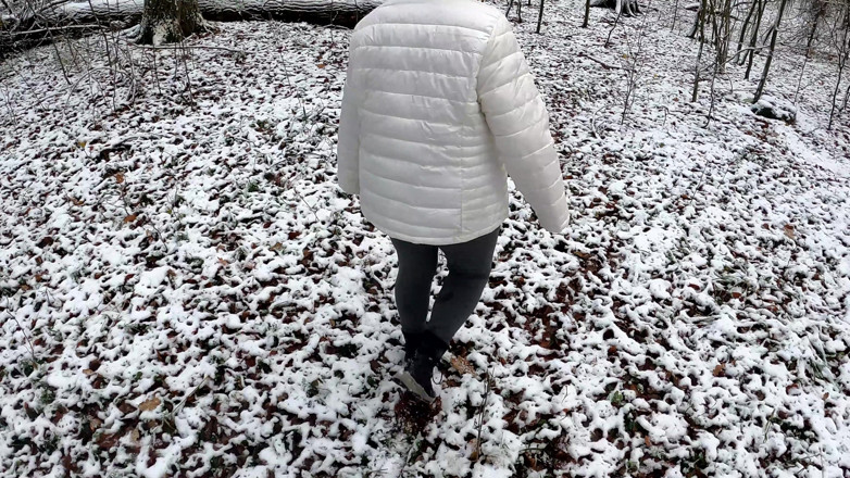 Bouncy Tits Action: Кидання снігових яєць на її голу пизду - вся дівчина гола в зимовій країні чудес