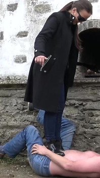 Otroka Tvrdě Šlapali Gumovými Botami