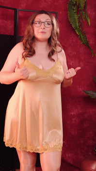 Satin-dessous als Fetisch ... Heiße MILF mit kurviger körper - anprobieren. Arya Grander