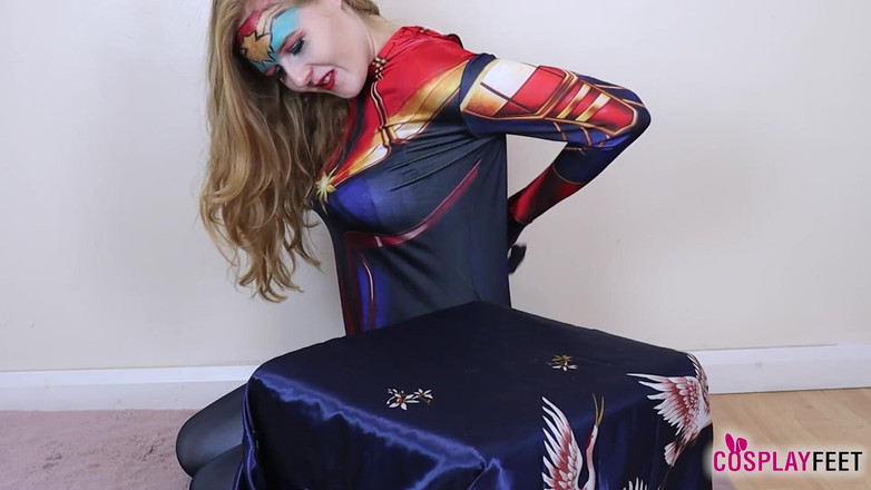 Feet & Cosplay: Superba Aurora Phoenix uimește într-un costum sexy Captain Marvel
