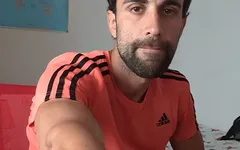 Me Desnudo, Muestro Mi Polla Masiva, Me Pajeo Y Me Corro Mucho