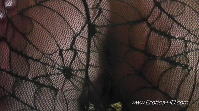 Erotica HD: Alisia Silver снимает нижнее белье и мастурбирует