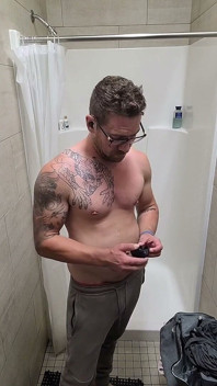 Głaskanie mojego kutasa i zabawa z moim tyłkiem w Thegym Showers