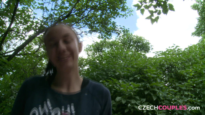 Czech Couples: Pasangan Czech 14: Wanita muda yang suka bermain menyertai taman berempat