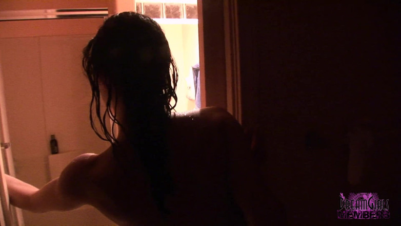 Dream Girls: Video eerste timer krijgt poesje gebeft en masturbeert tijdens de...
