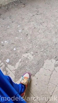 Am futut o fată cu pula care se cățăra într-o clădire abandonată și mi-am vărsat sperma pe chiloții ei