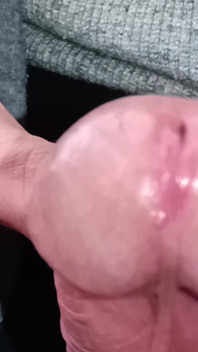 Velký neobřezaný penis roste, honění, lemování, stříkání