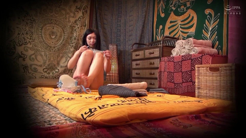 Raptor Inc: Des femmes mariées se font éjaculer dessus par des mains diaboliques...