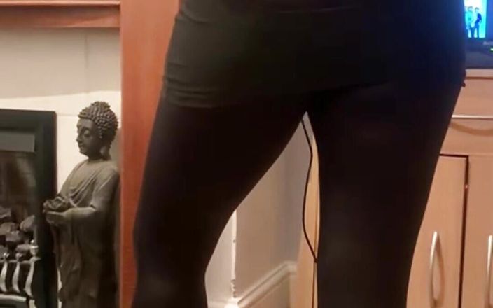 Little L: Asiatiska MILF Strip retas innan mannen kommer över hela ansiktet