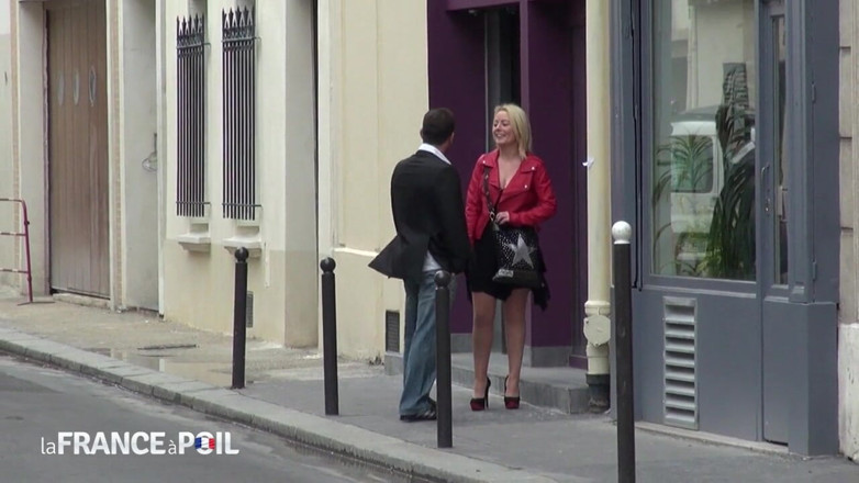 French BDSM: Nadržená blonďatá děvka Slintá celé péro