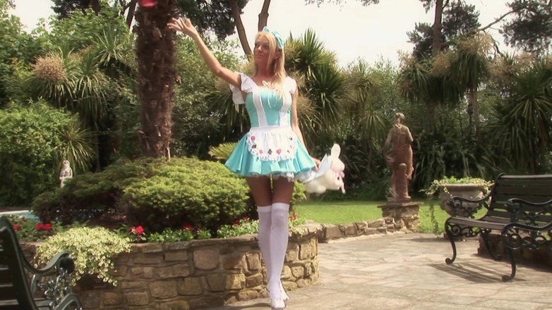 Horny Tales: Alice наслаждается диким извращенным сексом на улице