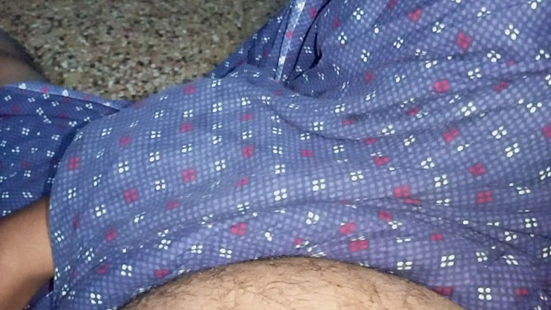 Sweet Indian cock: Індійський хлопець з великим членом мастурбує на відкритому повітрі