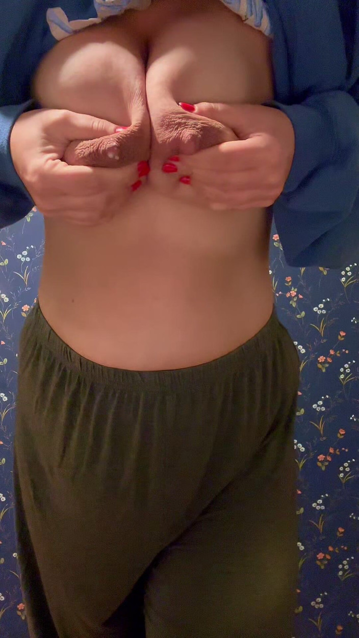 Mrs_KittyCat: सेक्सी चोदने लायक मम्मी स्तनों से दूधिया अच्छाई निचोड़ती है