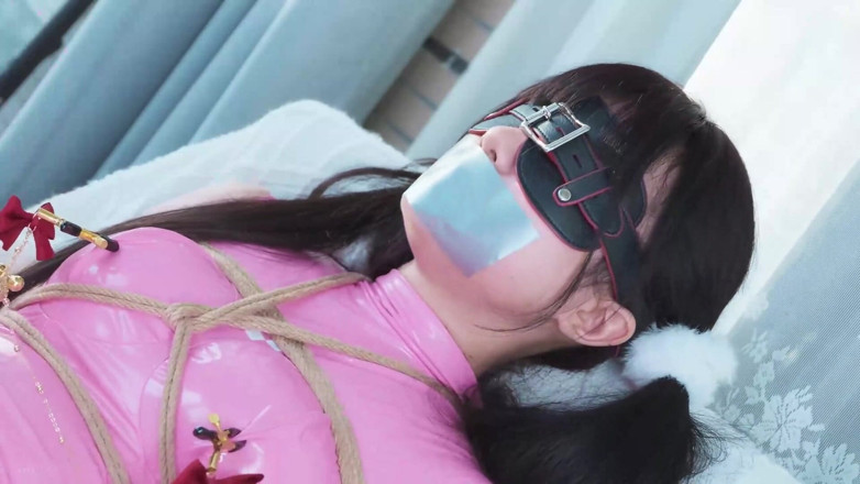 Aisan girl bondage: Ms17 utilise du ruban adhésif pour bâillonner la fille et...