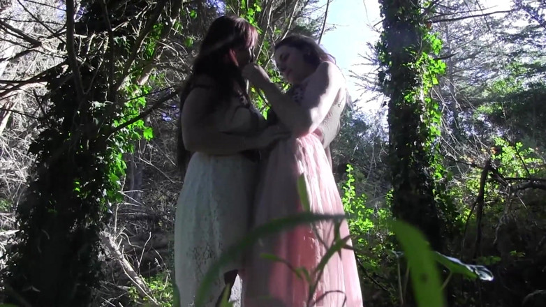 Naughty Girls: Cuplu lesbian lingând pizda și jucându-se la picnic