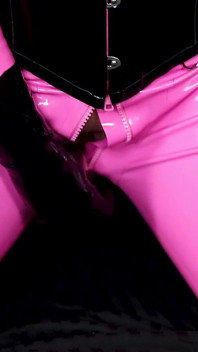 Cristal kinky troia in lattice rosa scopata da macchina del sesso