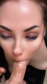 Fata mea dulce are parte de spermă pe față! Muie cu unghii roșii