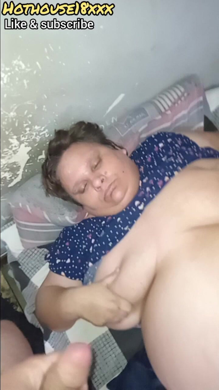 hothouse18xxx: Üvey Anne Üvey Oğluna Elle Muamele Çekiyor Ve Göğüslerine Boşaltıyor