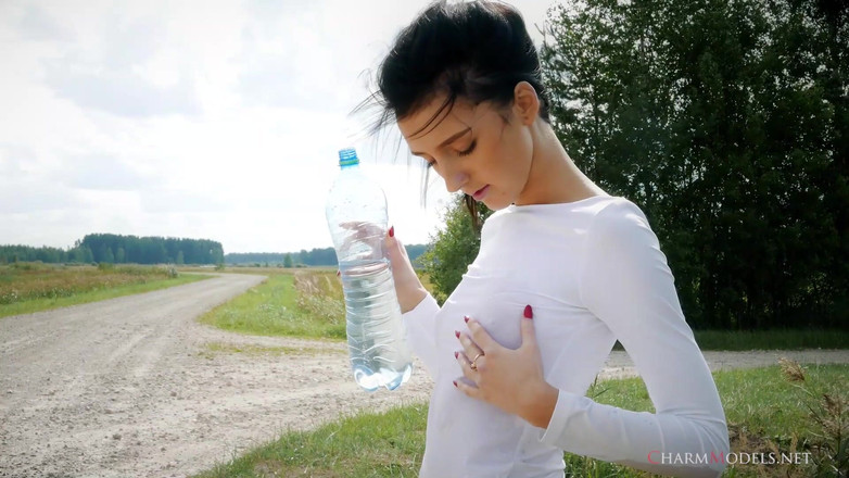 CharmModels: Sofia Z tricou umed umed umed și sfârcuri tari