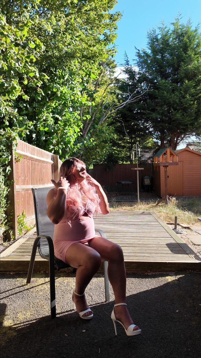 Kelly CD 2022: Crossdresser sexy Kellycd2022 în rochie cu plasă roz și tocuri