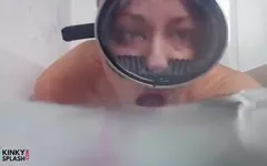 Duikmasker pijpbeurt in het bad met Ukcutegirl Lucy
