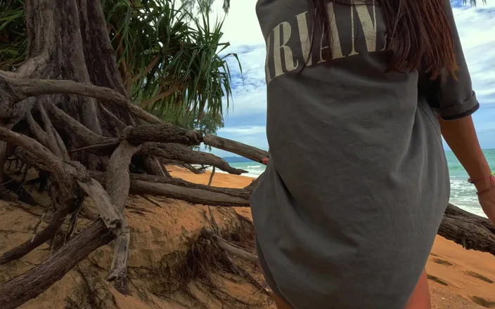 TenderMolly: Extrime Masturbation on a Beach