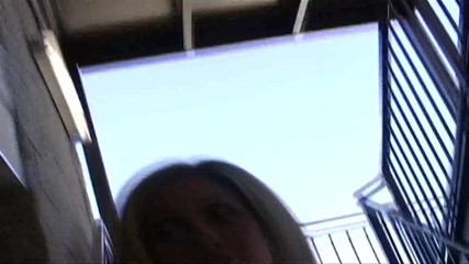 Femdom Sex: Blonde dipikat di kafe