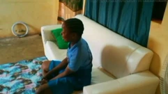 我的继兄弟在沙发上操了我