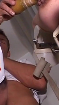Nienasycona milf rozprzestrzenia się szeroko na krześle gyno