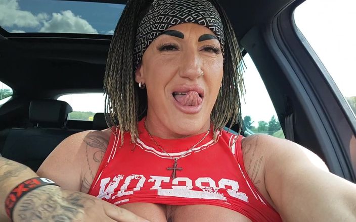 Danaxmuscles: I Take Out My Tits and Fuck Myself in the...