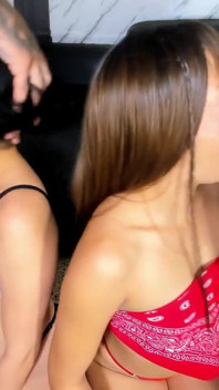 Dvě sexy holky předvádějí šukací show se svými partnery
