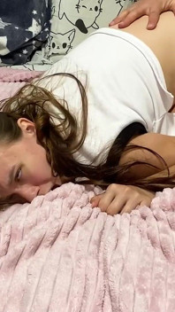 Nocna wizyta pasierbicy w łóżku ojczymu zakończyła się seksem i spermą w jej nowych majtkach