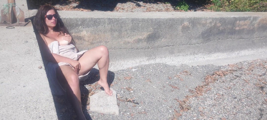 ExpressiaGirl: Sexy riskantní dívka Hid a masturbuje na veřejné pláži