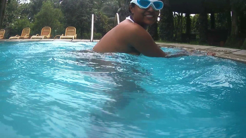 Horny_Bong: Indian Desi Couple Hot Moments at Hotel Swimming Pool