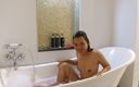 Abby Thai: Hora del baño cachonda en una habitación de lujo