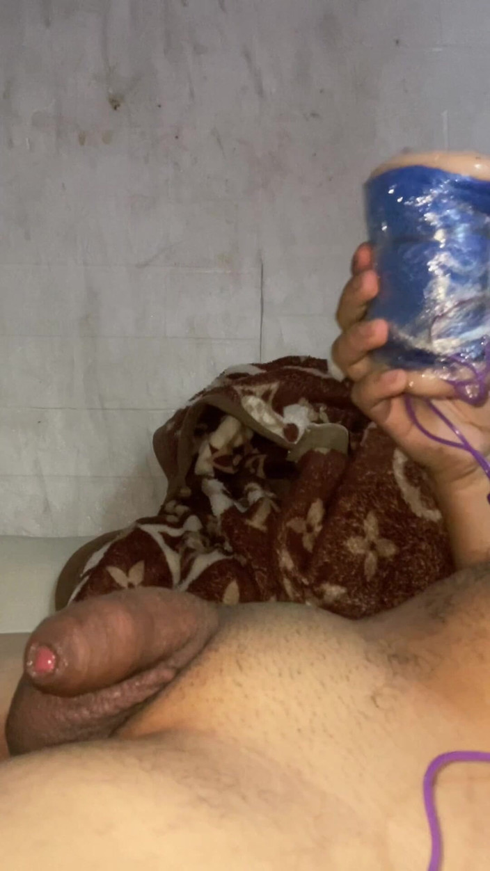 Milky Tata: Scopa sex toy fatto in casa con sborrata.