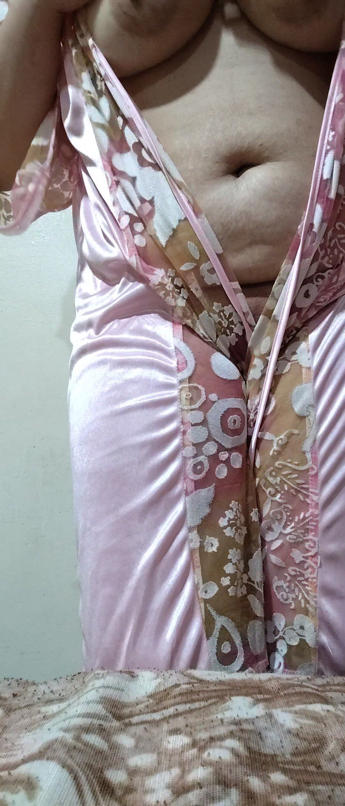 Ali Muhammad: Девушка с приговором снимает свое нижнее белье перед камерой