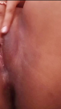 Siya Bhabhi Ne Banana Se Chut Fad Li (Hindi)