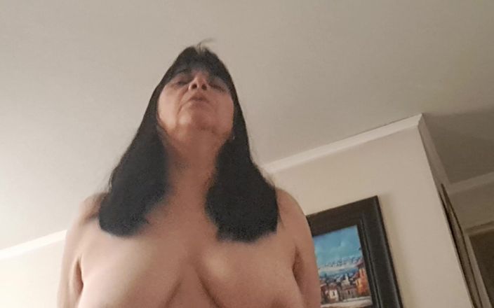 Mommy big hairy pussy: Heiße stiefmutter fickt in ihrem bett mit stiefsohn