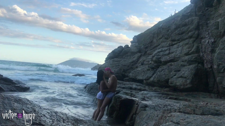 VictorHugo: Тусується з другом на пляжі